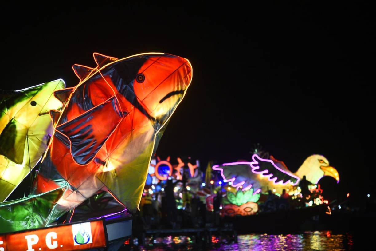 Más de 20 góndolas iluminaron la Noche Veneciana en Puerto Cortés este viernes en el marco del 155 aniversario de fundación del municipio. 