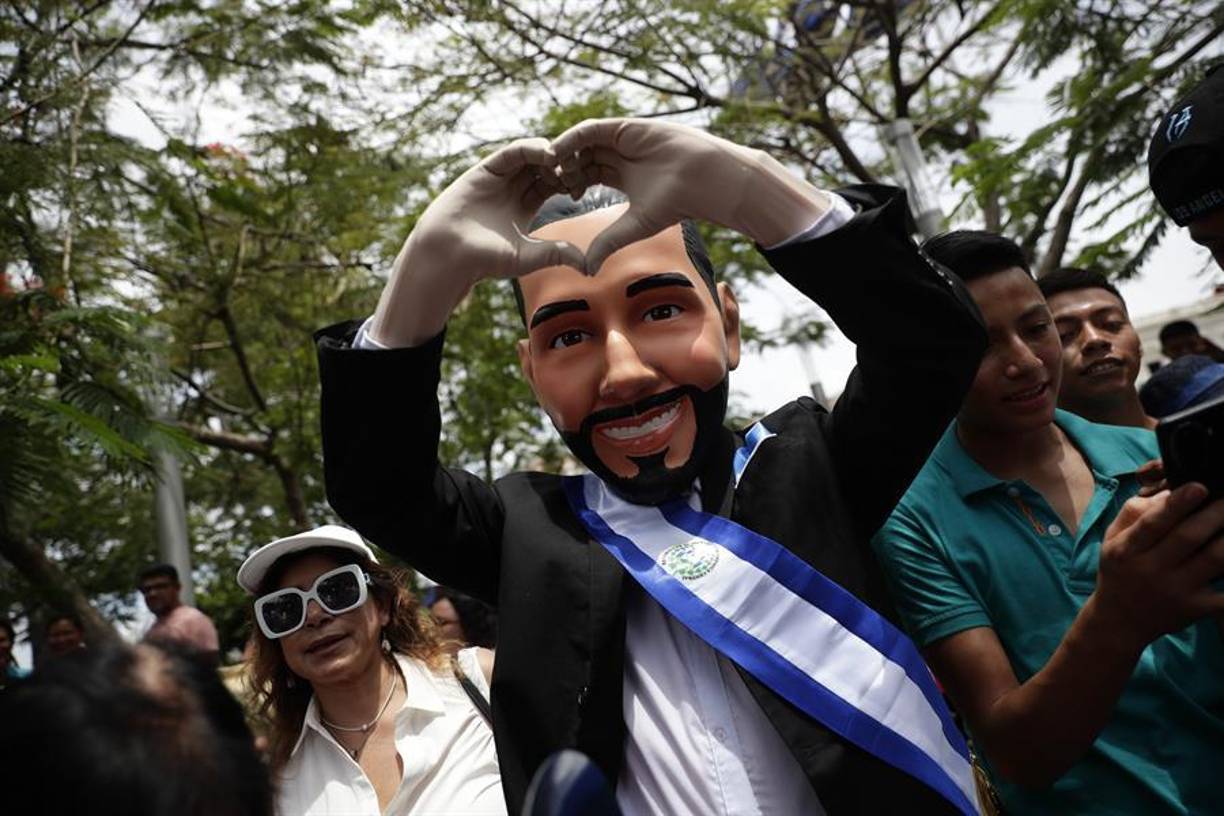 En las afuera de la ceremonia un monigote de Bukele acaparó la atención.