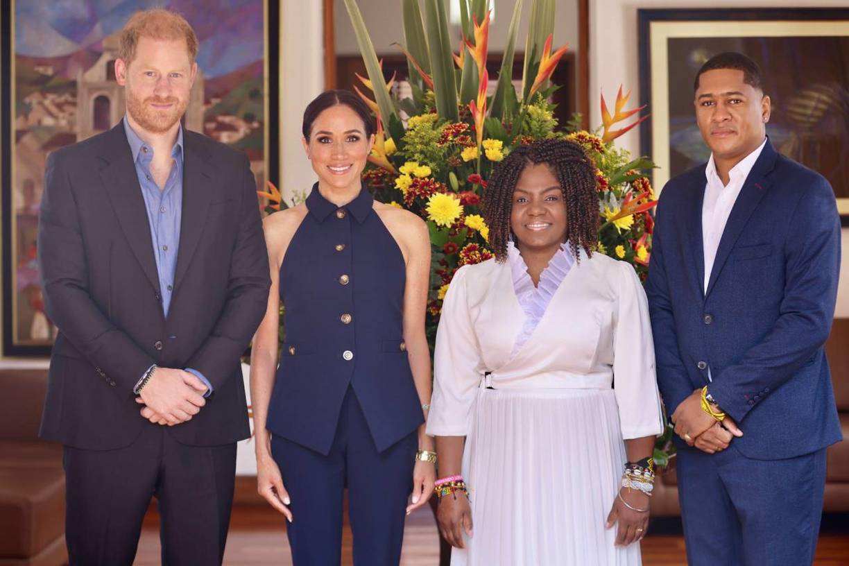El príncipe Harry y su esposa, la ex actriz estadounidense, Meghan Markle, llegaron este jueves a Colombia para una visita de tres días en los que respaldarán varias iniciativas, incluyendo la prevención del ciberacoso y la violencia en las redes sociales, respondiendo a una invitación de la vicepresidenta de Colombia, Francia Márquez.