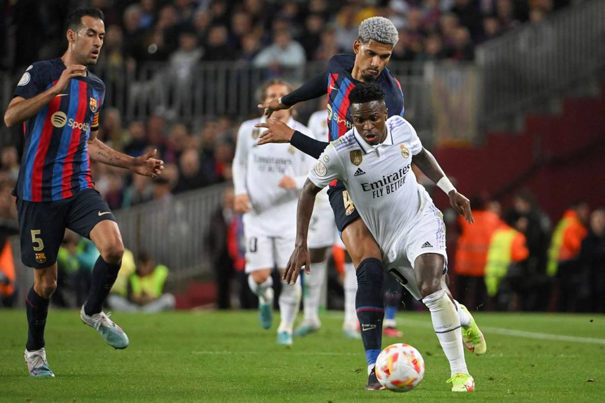 Vinicius y Ronald Araújo tuvieron un vibrante duelo en el Clásico.