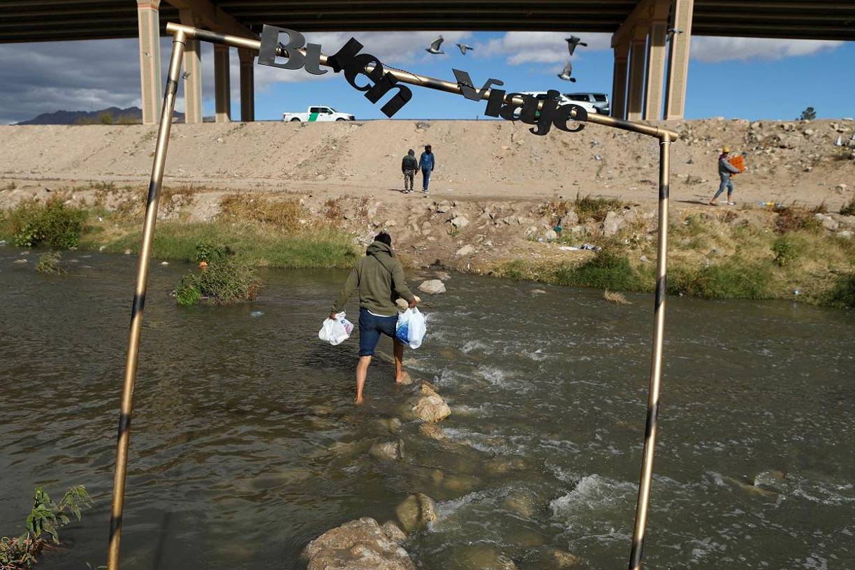 Las ciudades fronterizas, como El Paso, y organizaciones caritativas temen la llegada diaria y masiva de migrantes tras la suspensión de la ley.