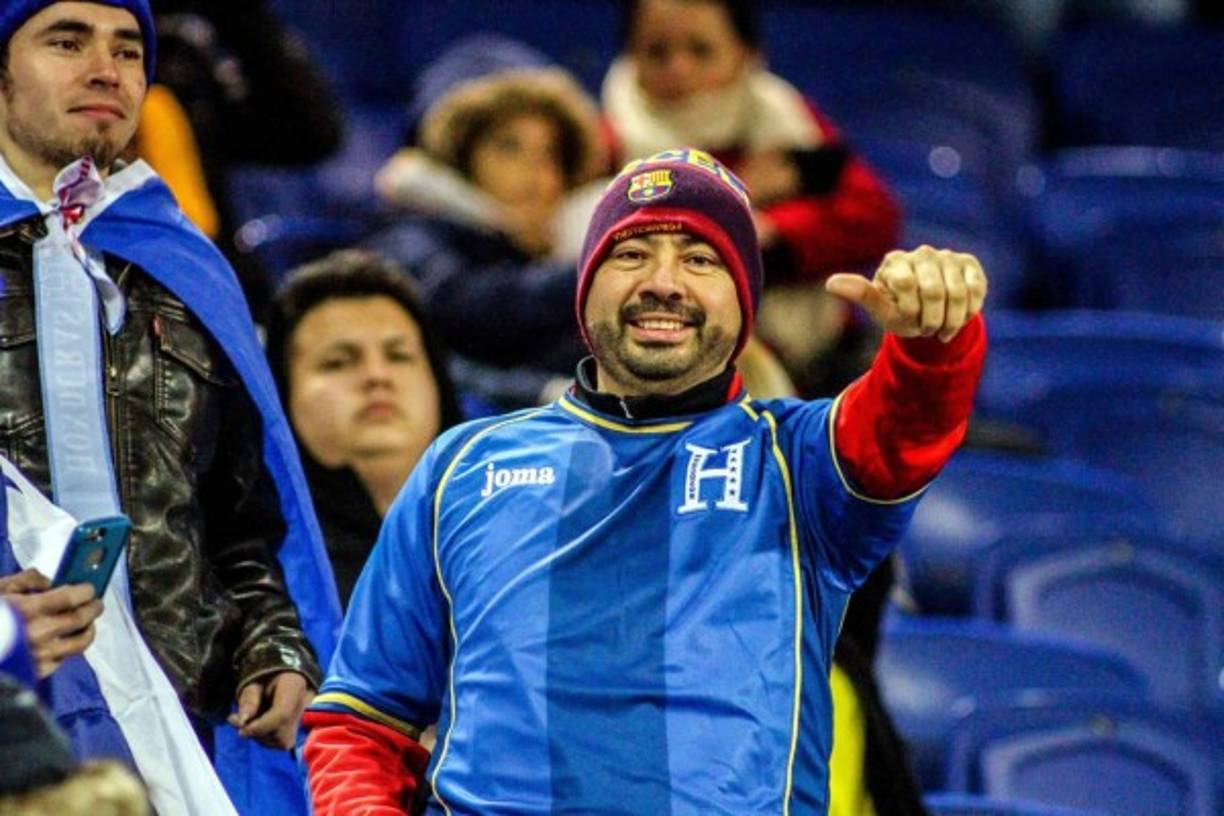 Los catrachos llegaron al estadio con la camiseta de la Selección de Honduras.