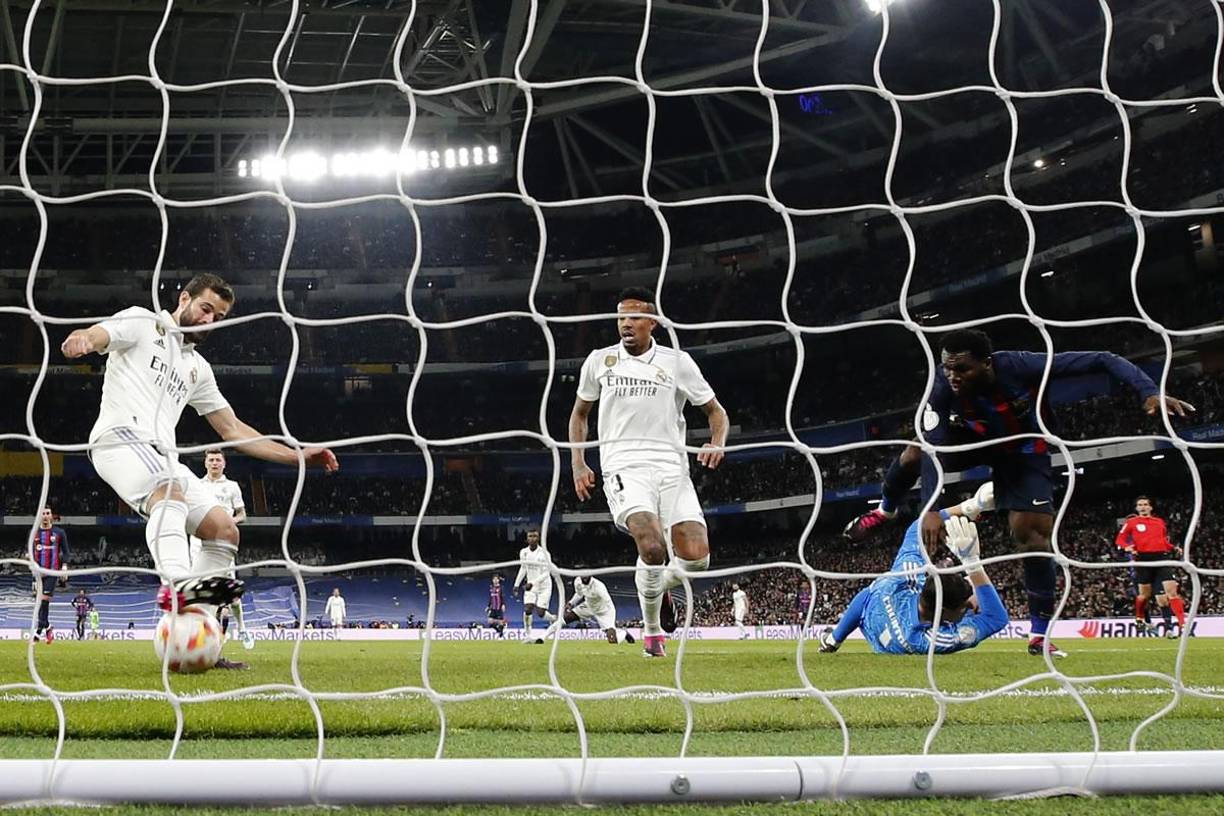 La secuencia del autogol de Éder Militao tras el disparo de Franck Kessié que tapó Thibaut Courtois.
