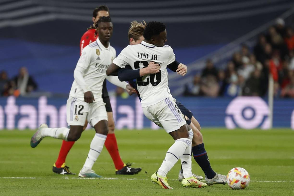 La secuencia de la llave de judo entre Vinicius y Frenkie de Jong.