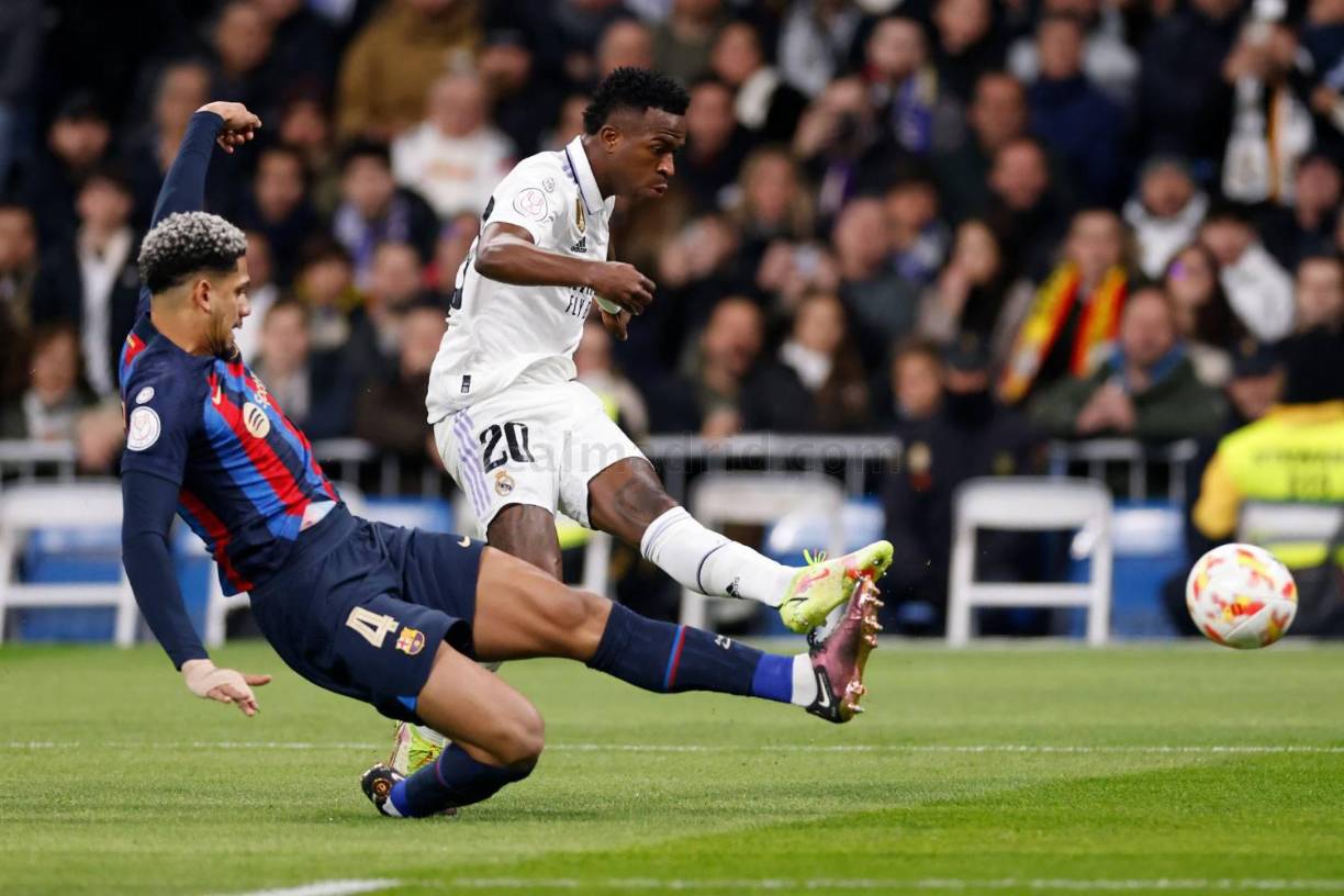 Ronald Araújo no dejó respirar a Vinicius, que no tuvo su mejor partido.