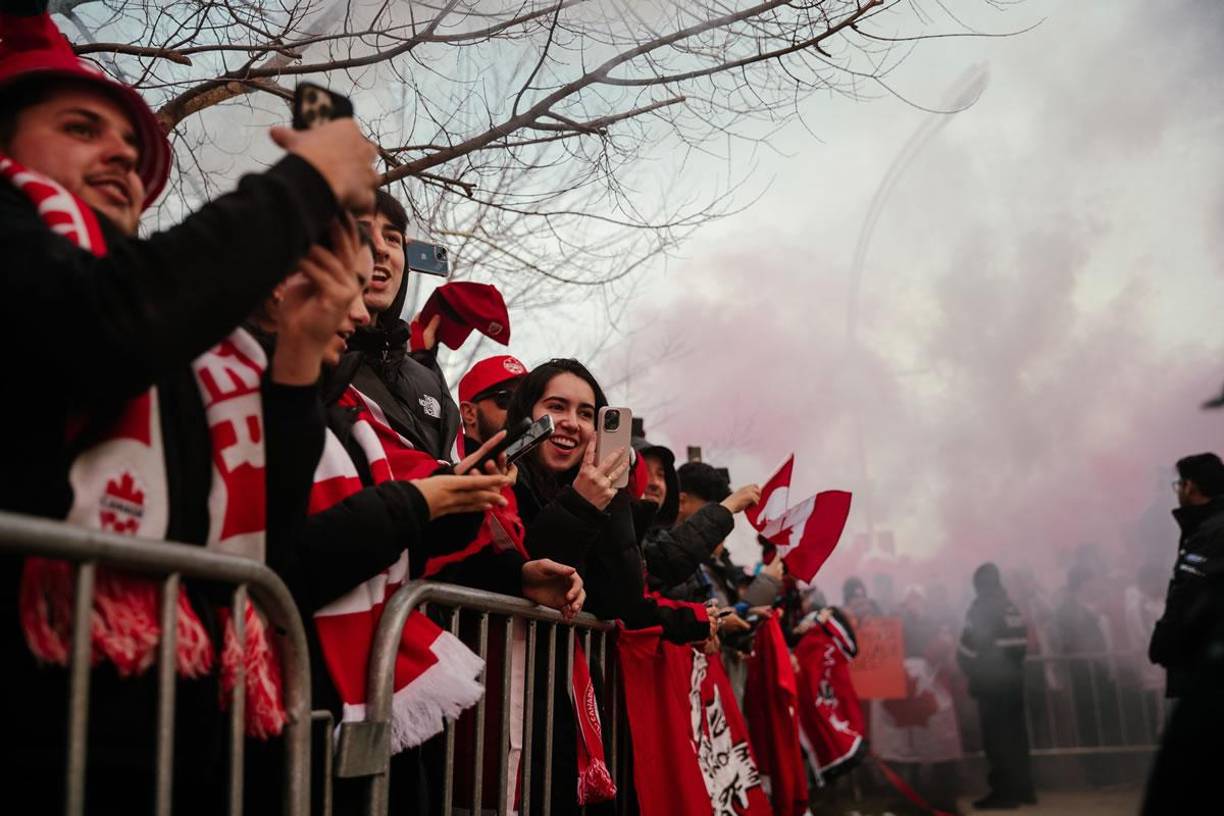 Los aficionados canadienses alentaron si parar a su selección en la llegada al estadio BMO Field.