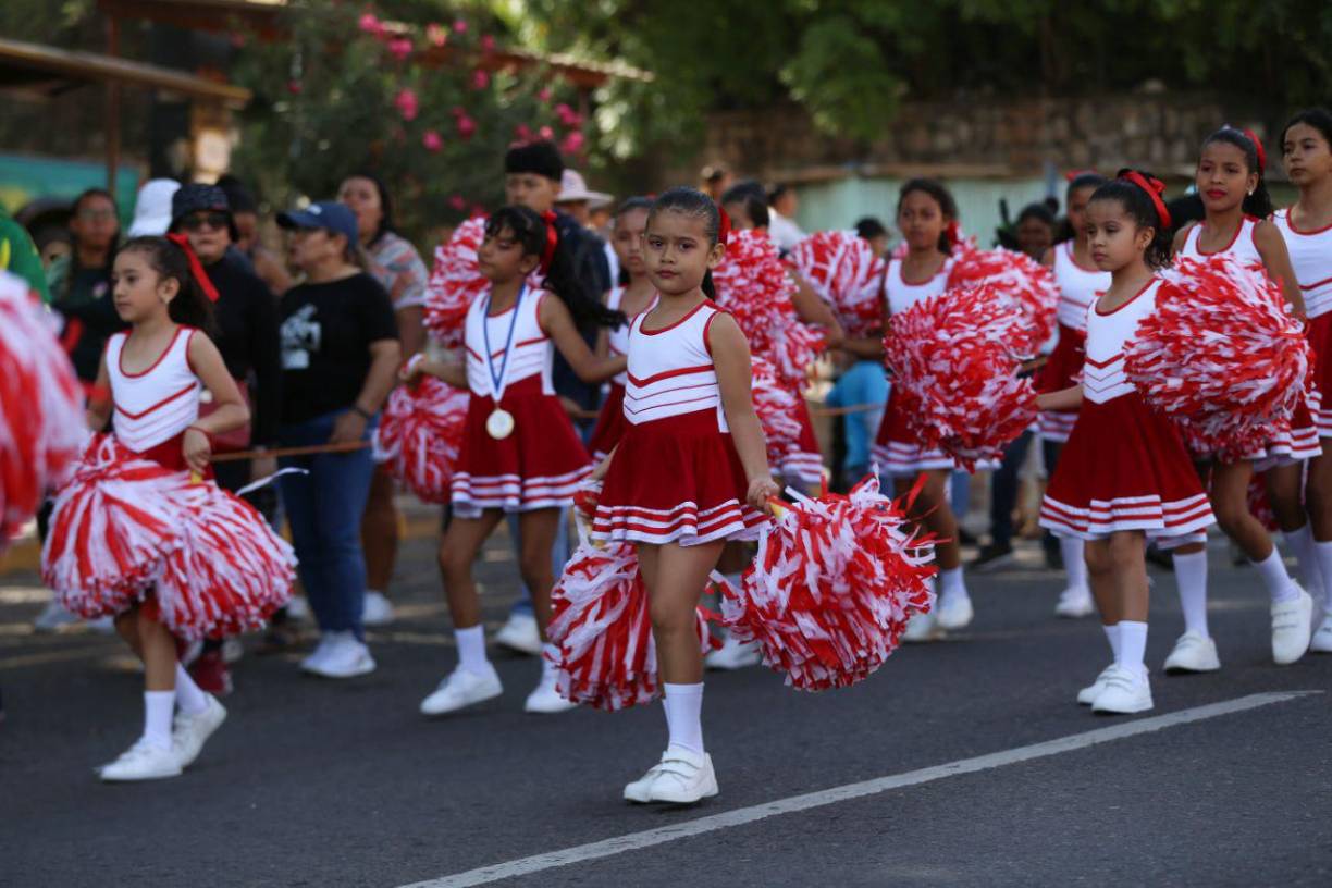 Estas pequeñas llevan trajes muy coloridos que engalanan los desfiles de este domingo en la capital. 