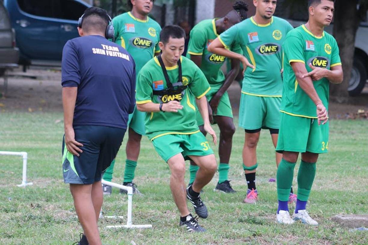 El reconocido influencer japonés ha demostrado en muchas ocasiones su amor por el fútbol, por lo que experimentó en la Segunda División del balompié catracho.