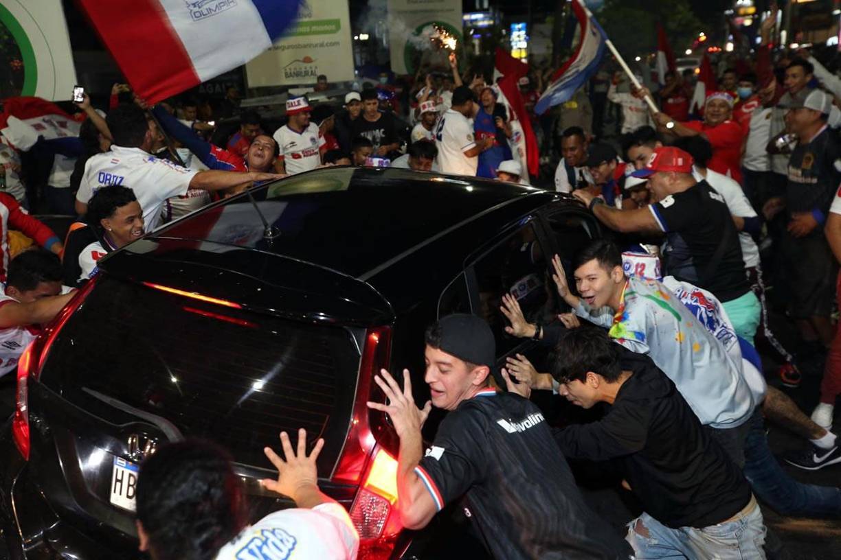 Así fue la celebración de los aficionados del Olimpia tras ganar la Copa 35 en la historia de la Liga Nacional.