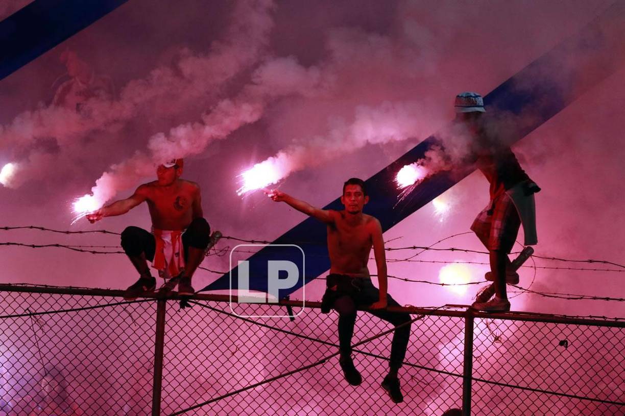 El show de la Ultra Fiel durante el triunfo del Olimpia ante la Real Sociedad.