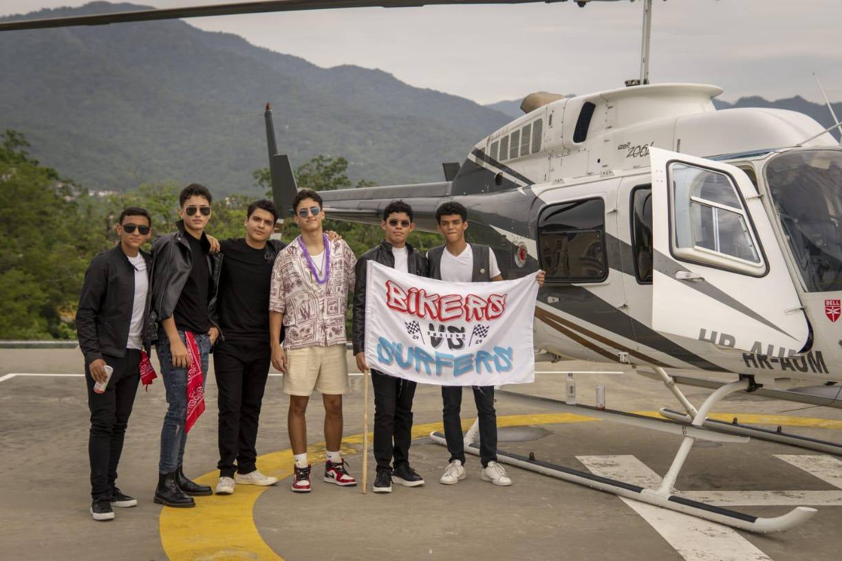 Algunos de los futuros bachilleres llegaron a su institución en helicóptero, cerrando así la “seniors entrance”. En la misma, un total de 48 jovencitos celebraron su comienzo del último año de secundaria. Los padres de familia también compartieron este inolvidable momento para todos los que conforman la “Familia Kifaru”, como se hacen llamar los que forman parte de esta prestigiosa institución educativa en SPS. 
