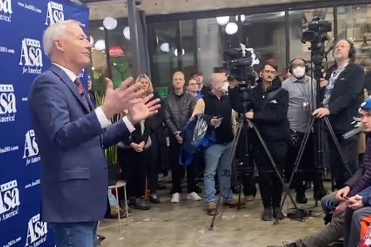 Las encuestas le han dado la espalda a Hutchinson, que esta semana dijo que evaluará la viabilidad de su campaña cuando se conozcan los resultados de Iowa. EFE