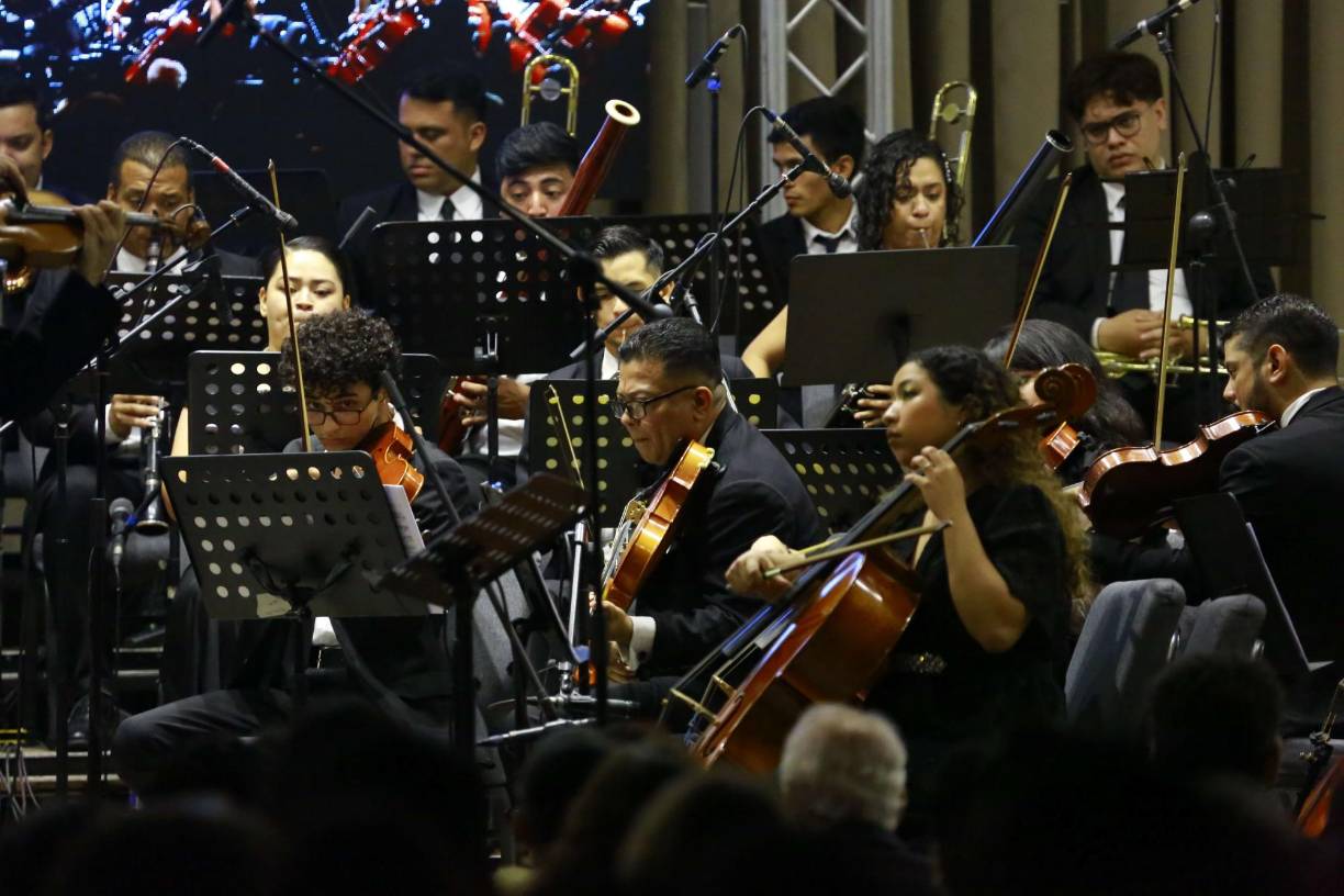 Una noche melódica y de ensueño se ha llevado a cabo en el Auditorio de la Primera Iglesia Evangélica Reformada (PIER), lugar que recibió a cientos de personas que se deleitaron al vaivén de la música culta. La Orquesta Sinfónica del Valle de Sula (OSVS) fue la encargada de hacer vibrar el alma de cada presente, con su repertorio de grandes autores como Beethoven, Max Bruch y Johann Strauss. 