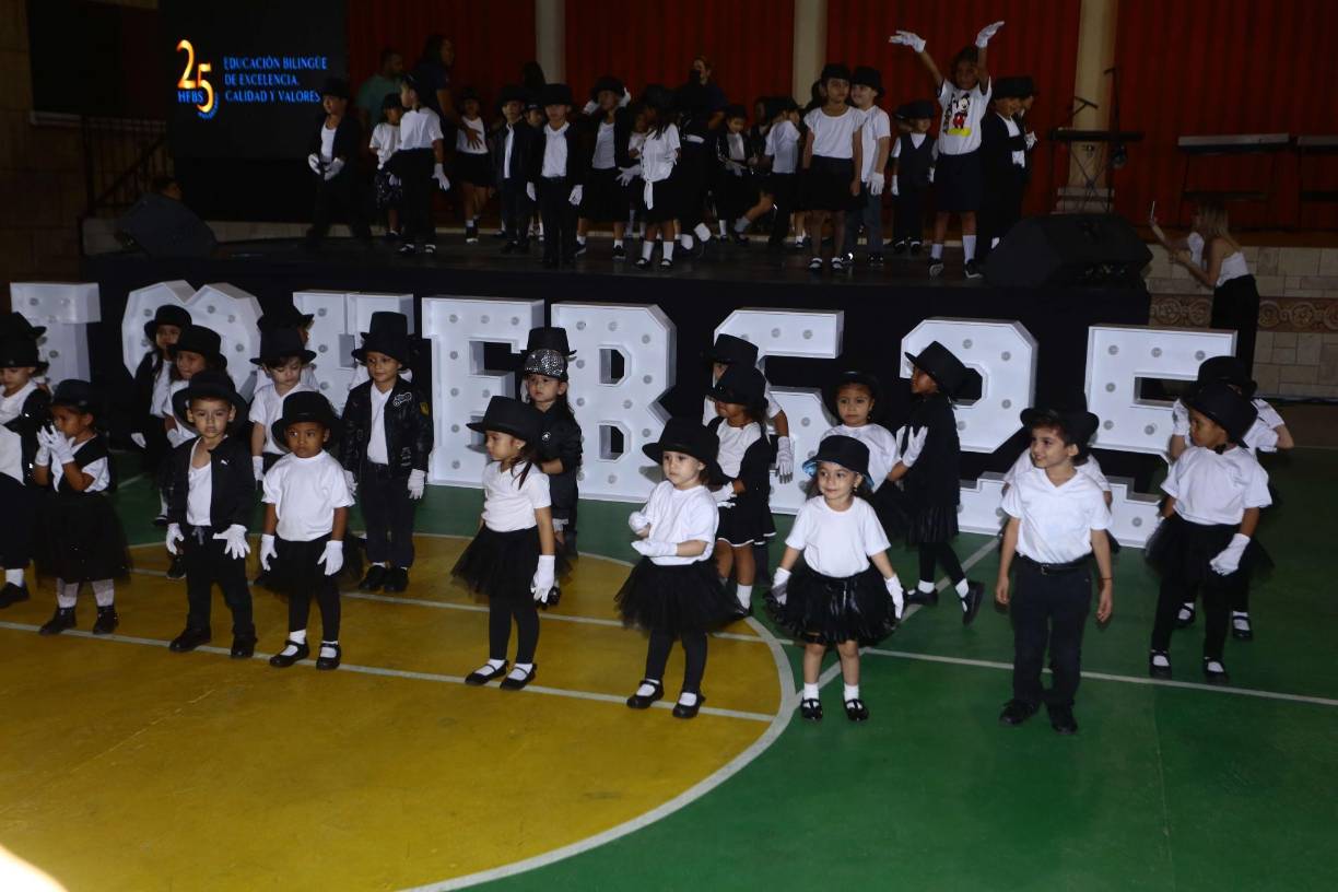 Los pequeñines de preescolar bailaron un mix de los años 80. 