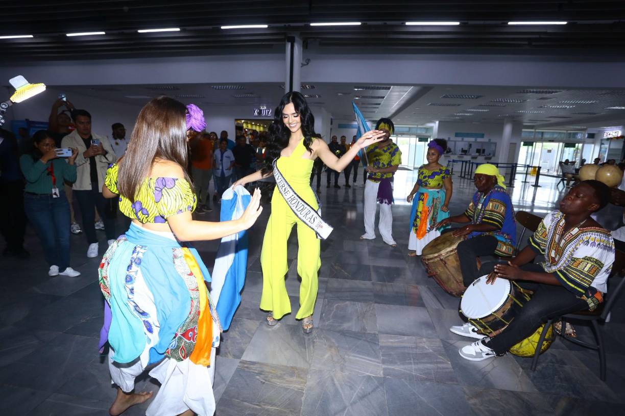 Zuheilyn mostró su talento en el baile, portando la banda de Miss Honduras Universo y la Bandera Nacional, en medio de todos los presentes gozó una cálida despedida para emprender su viaje de concentración en el certamen. 