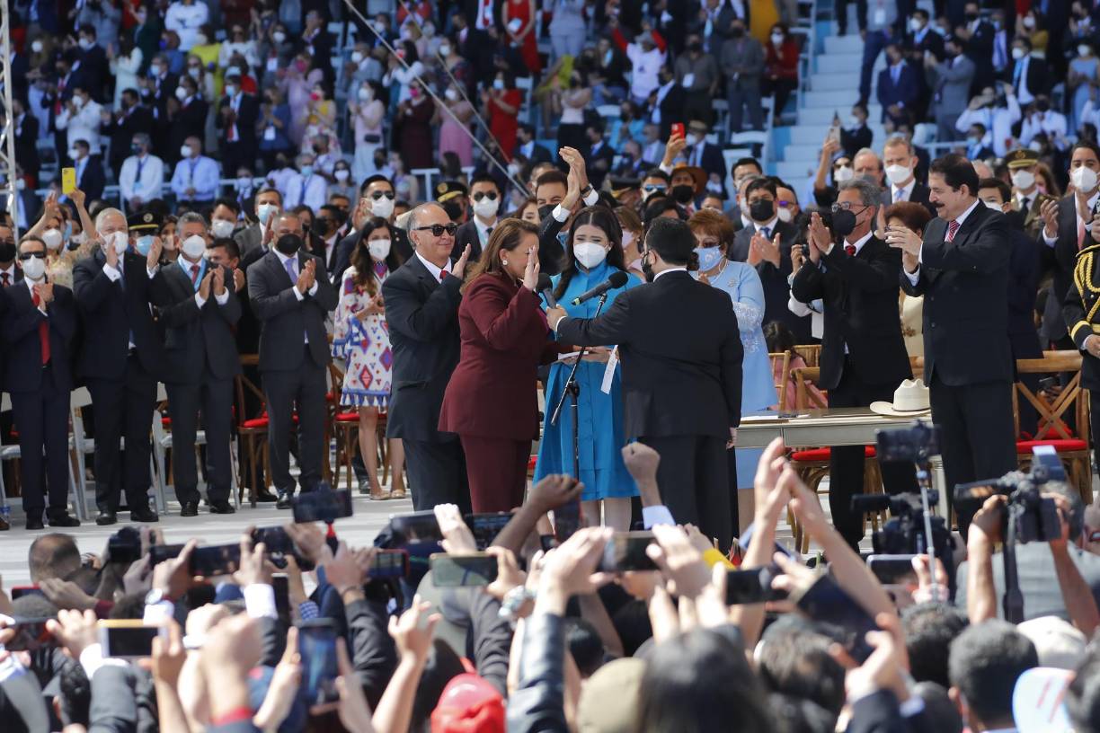 Prometo ser fiel a la República, cumplir y hacer cumplir la Constitución y sus leyes”, dijo la nueva gobernante ante la jueza Carla Romero y ante el pueblo hondureño destacando su compromiso con las nuevas generaciones.