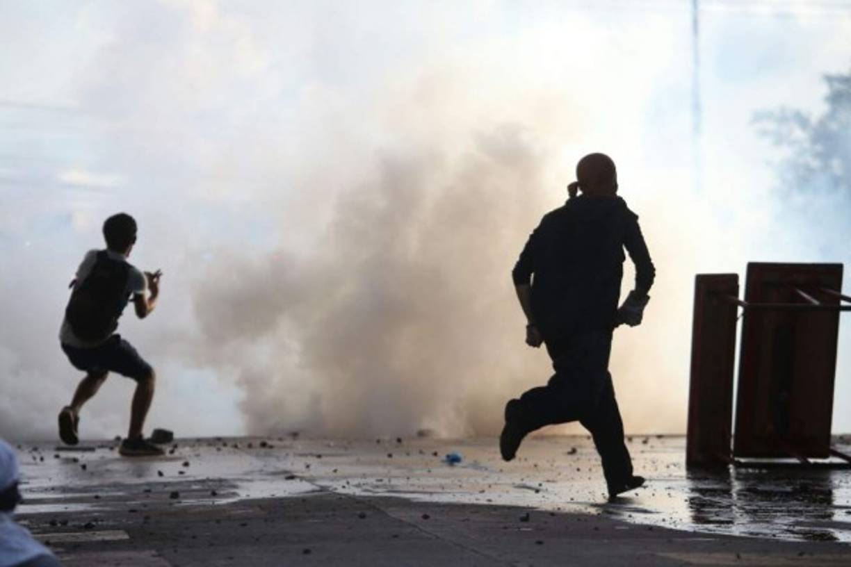 Policías antimotines se hicieron presente y se dio un enfrentamiento con los manifestantes.