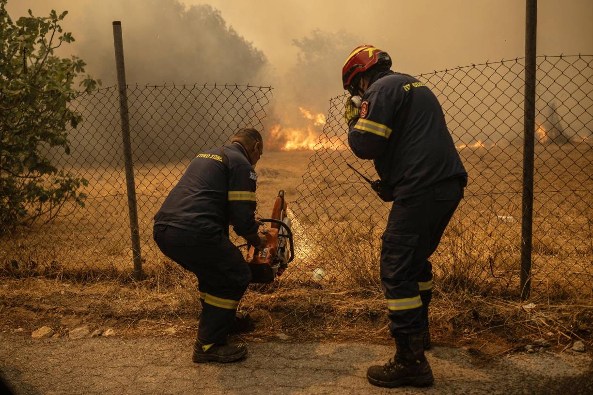 Grecia sufrió también el año pasado un fatídico verano durante el cual decenas de incendios quemaron una cifra récord de 160.000 hectáreas (el 1,21 % de su territorio), mientras que 28 personas perdieron la vida a causa de las llamas.