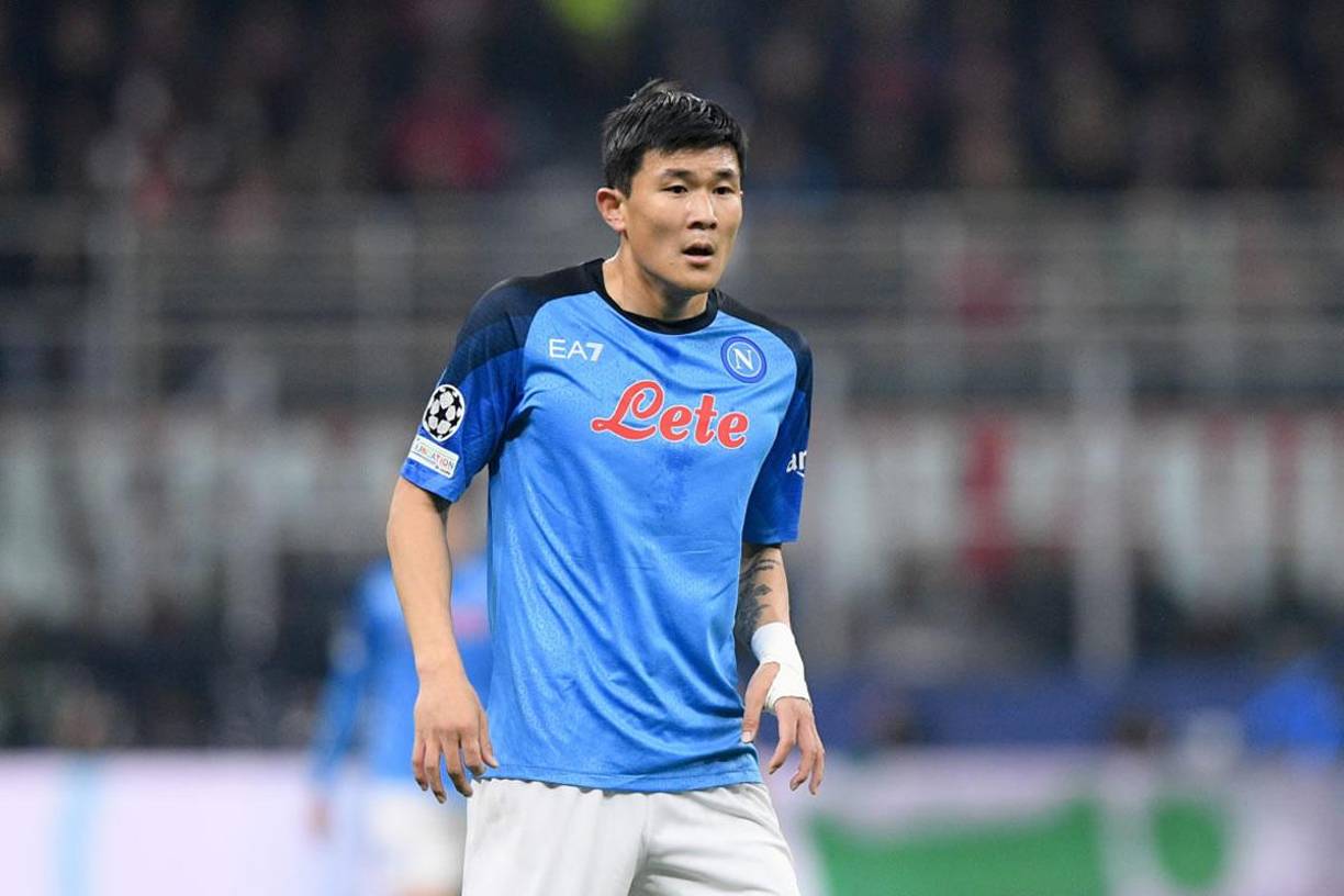 Kim Min-Jae - Según Footmercato, el Manchester United podría fichar a Kim Min-Jae, defensa central del Napoli, campeón de la Serie A. El coreano podría recibir un salario muy suculento si firma con los ‘red devils’