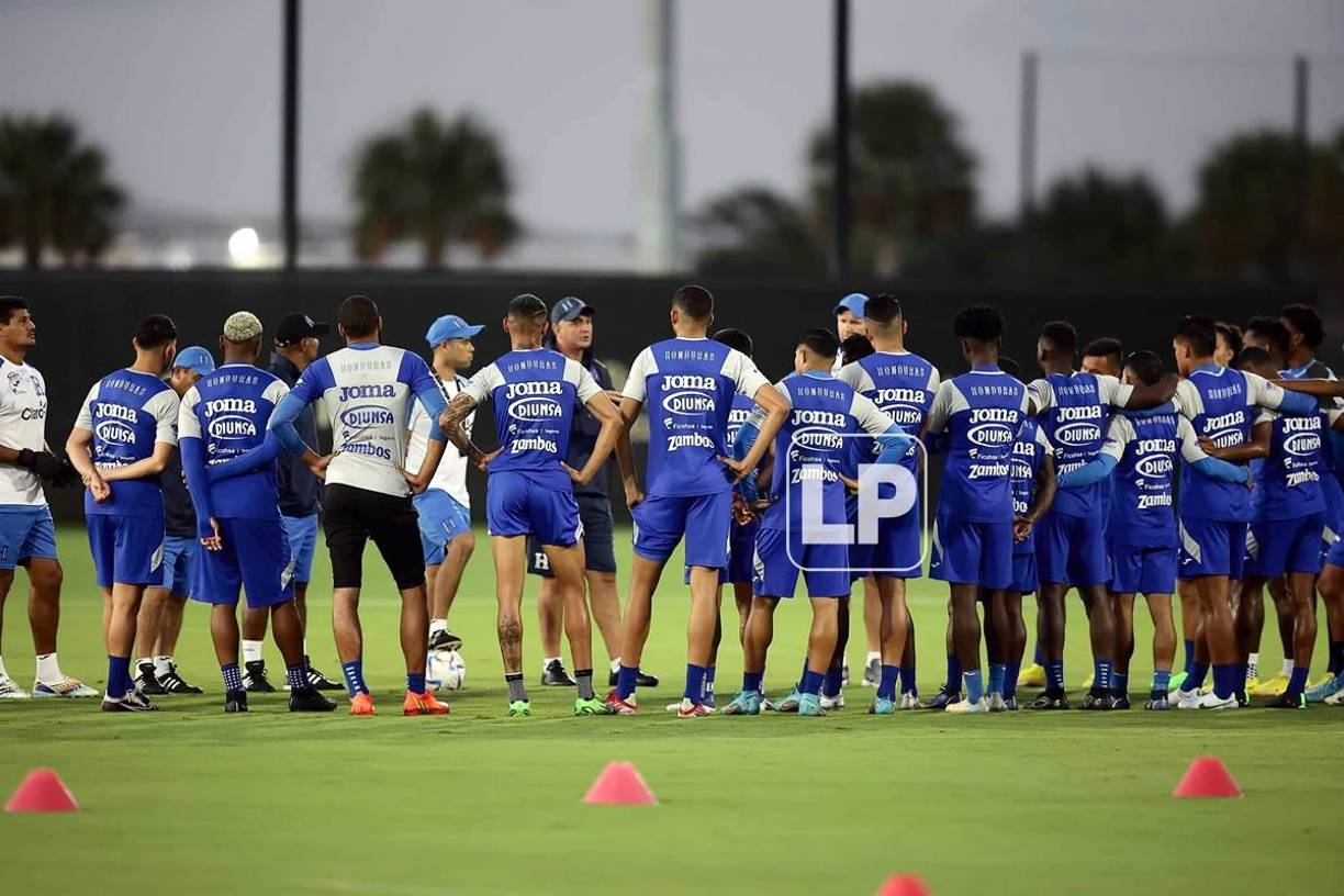 Diego Vázquez estuvo charlando por varios minutos con los seleccionados hondureños. Les habló del partido ante Argentina.