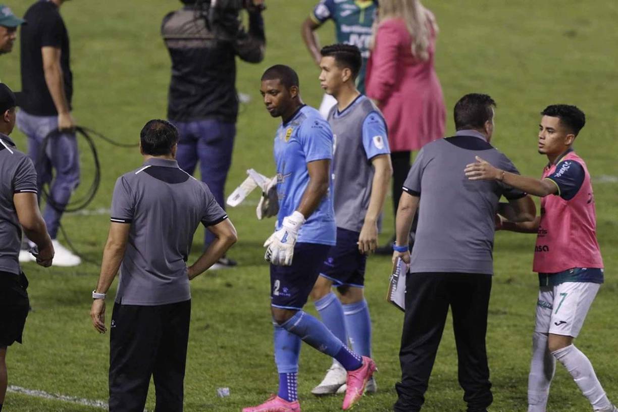Luis López saliendo del campo tras la derrota del Real España.