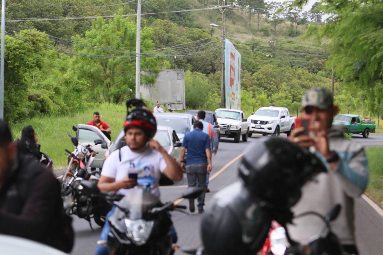 Debido al accidente, en la carretera se formó una gran fila de automóviles.