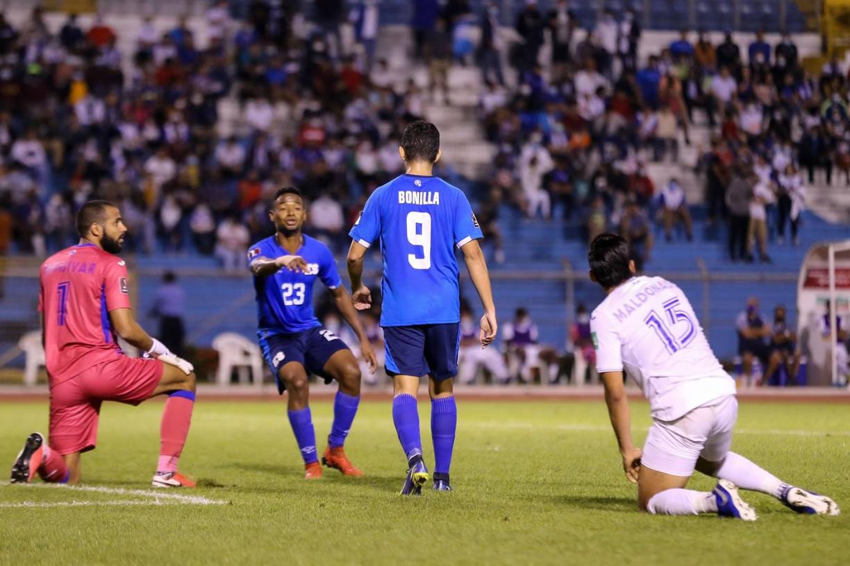Edrick Menjívar y Denil Maldonado quedaron de rodillas en el gol de Nelson Bonilla.