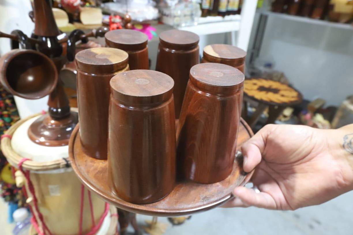 Los vasos de madera tiene acabados finos.