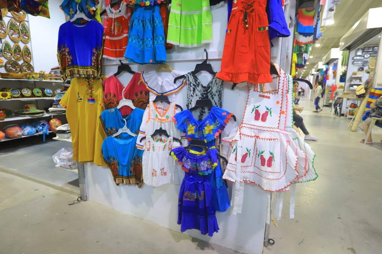 Vestidos, delantales y camisas típicas desde 250.