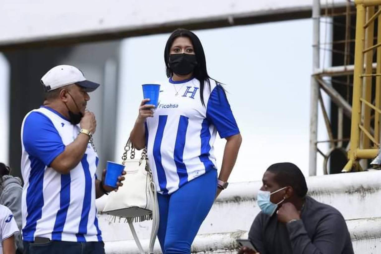¡Poca afluencia! El ambiente en el Honduras-El Salvador en un estadio Olímpico vacío