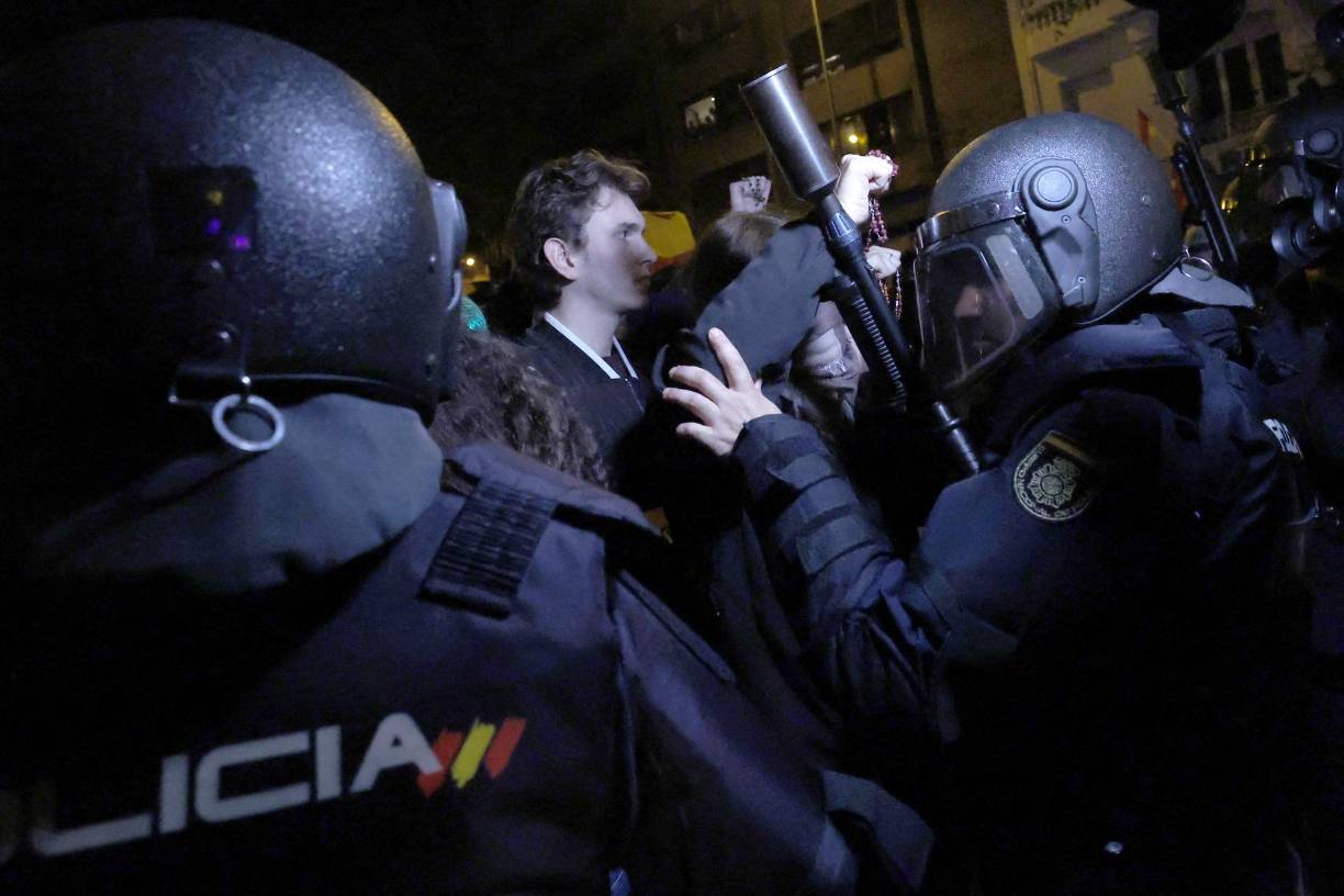 Masivas protestas en España contra Pedro Sánchez por polémica amnistía