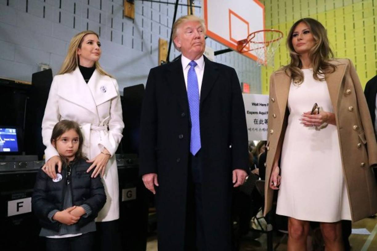El candidato republicano a la presidencia Donald Trump llegó al centro de votación acompañado por su esposa Melania Trump, su hija Ivanka Trump su nieta Arabella Rose Kushner.