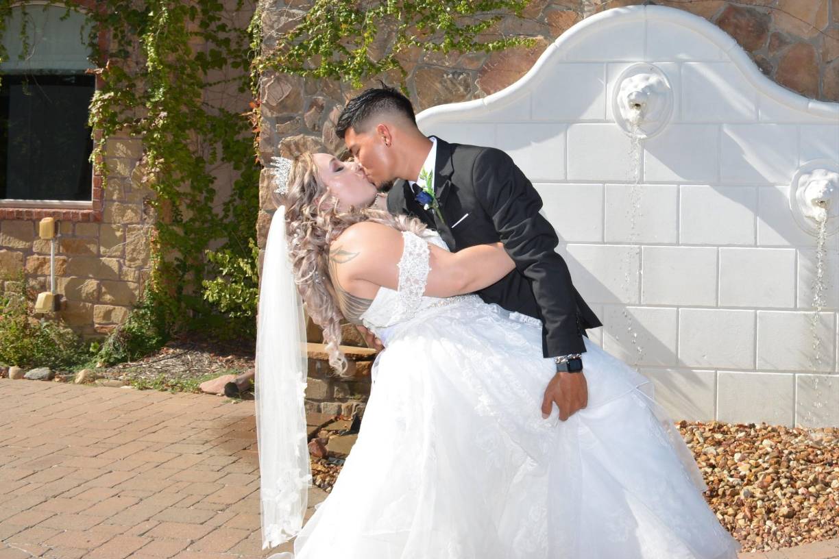 “Salí por la puerta trasera mientras lo llamaba y mientras caminaba hacia la camioneta, pude ver sus piernas en el suelo y por alguna razón realmente pensé que era una broma. No pensé que fuera real’’, testificó Fernicola el día del crimen.