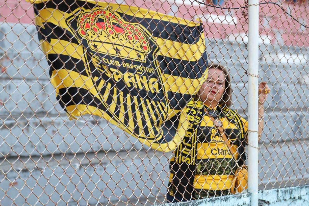 Con su bandera e identificada, así disfrutó esta fanática en el Estadio Ceibeño.
