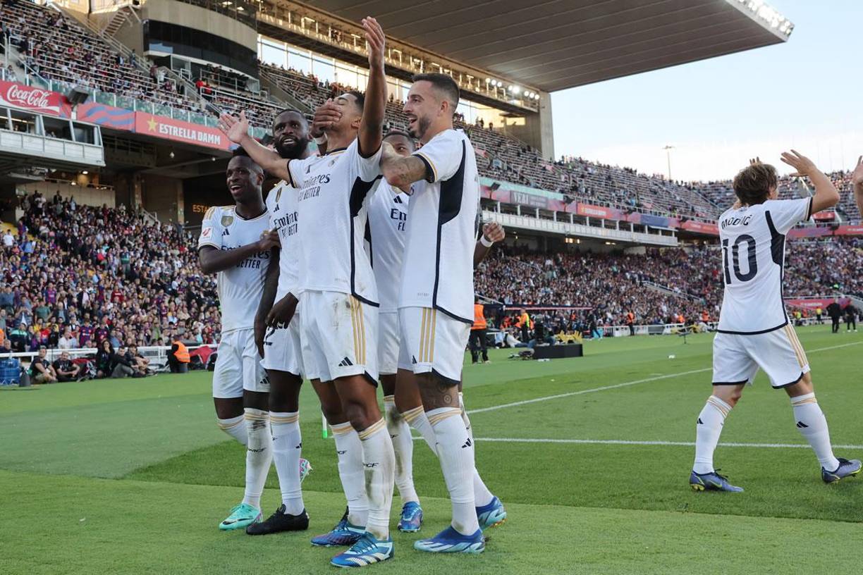 Jude Bellingham hizo su icónica celebración en el estadio Olímpico de Montjuïc tras su doblete para la remontada del Real Madrid ante el Barcelona.