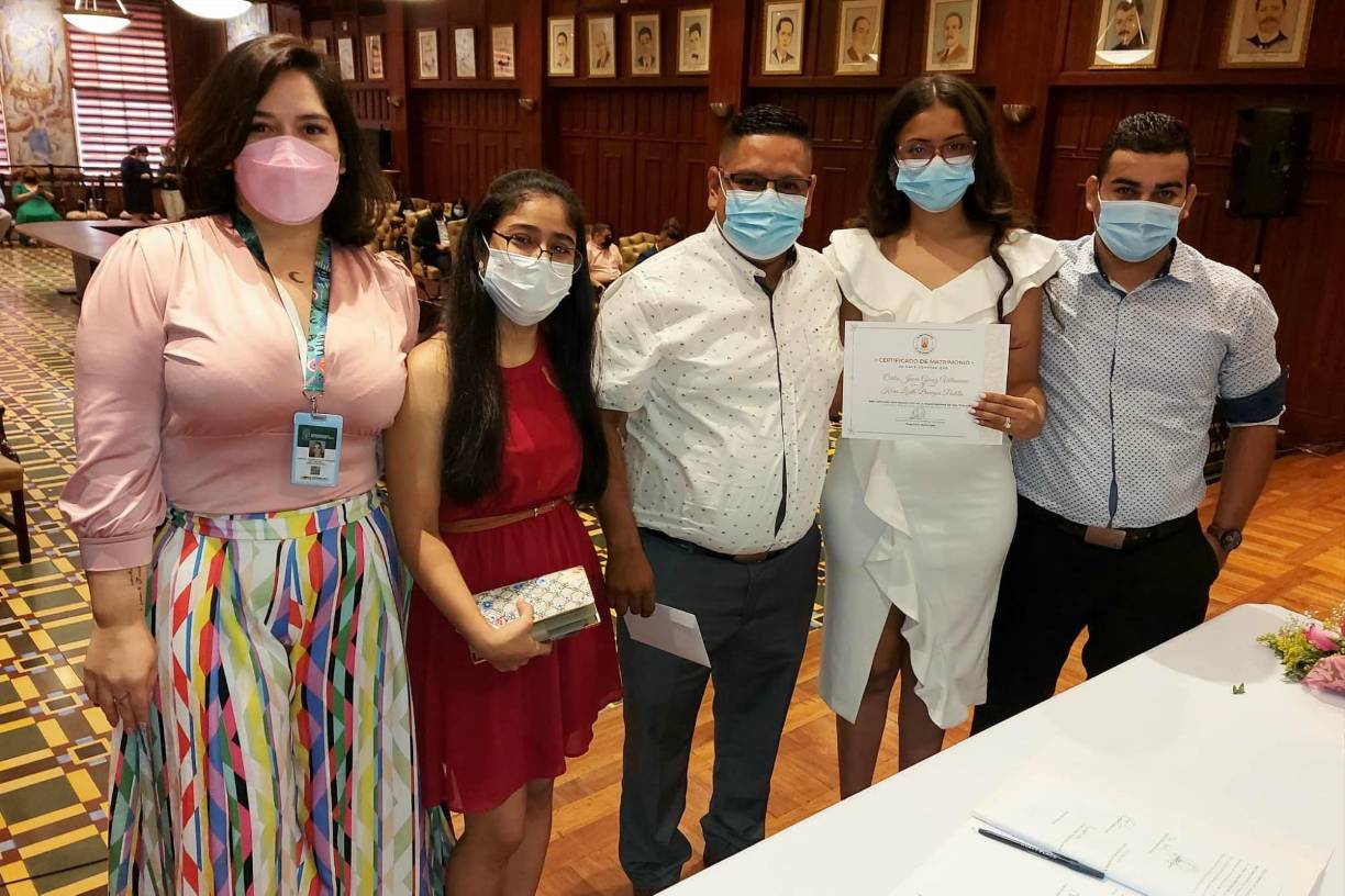 Asimismo, debe tramitar los antecedentes penales de cada contrayente.