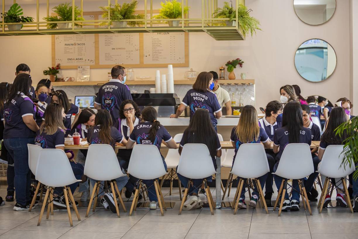 Los “seniors” se reunieron previamente para degustar un exquisito desayuno en Muka Café.