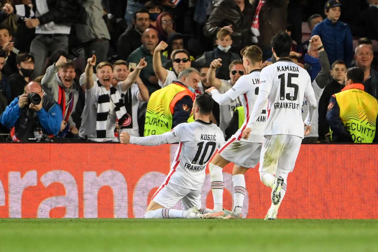 Filip Kostić celebrando su doblete y el 0-3 del Eintracht Frankfurt en el Camp Nou.