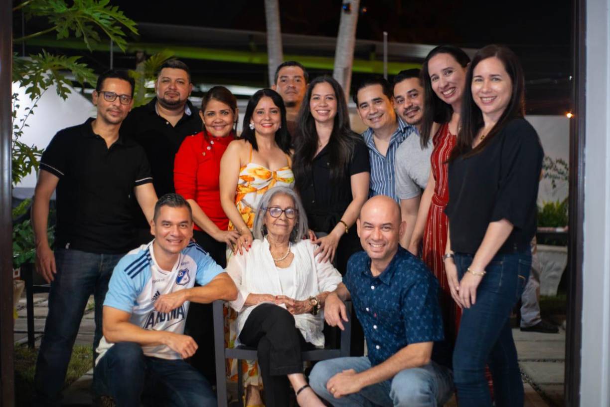  Dora de Pleitez junto a sus sobrinos.