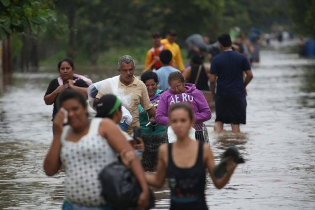 Las lluvias provocadas por un frente frío han dejado al menos tres personas muertas, cientos de damnificados y varios daños.
