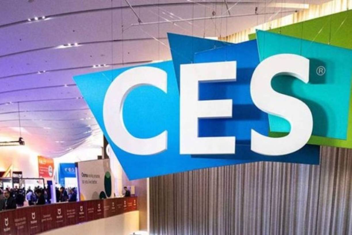 La feria CES cierra su primera edición virtual con cerca de 2.000 expositores<br/><br/>La feria Consumer Electronics Show (CES) cerró el jueves su primera edición totalmente virtual con cerca de 2.000 expositores, según datos de la organización, que cataloga el evento como 'el mayor de la industria de tecnología digital'.<br/><br/>De acuerdo a la organización, desde gigantes tecnológicos, como Samsung o LG, hasta empresas emergentes presentaron al público sus últimas novedades en telefonía móvil, 5G, entretenimiento, hogar, transporte y movilidad, entre otros.<br/><br/>El presidente y director ejecutivo de la telefónica Verizon, Hans Vestberg; la presidenta y directora ejecutiva de la automovilística General Motors, Mary Barra; el consejero delegado de la cadena Best Buy, Corie Barry, y el presidente de Microsoft, Brad Smith, fueron algunas de las voces autorizadas de la industria en participar en la CES de este año.