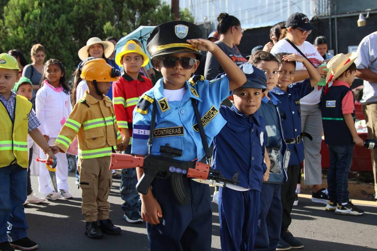 De bomberos y policías se vistieron estos pequeños de la capital hondureña.