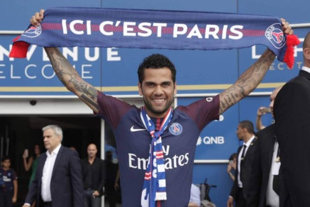 El PSG busca de cara a la siguiente campaña contagiarse de la alegría y jovialidad de Alves (34 años), que llegó al PSG 'para intentar hacer mejor al equipo'.<br/>