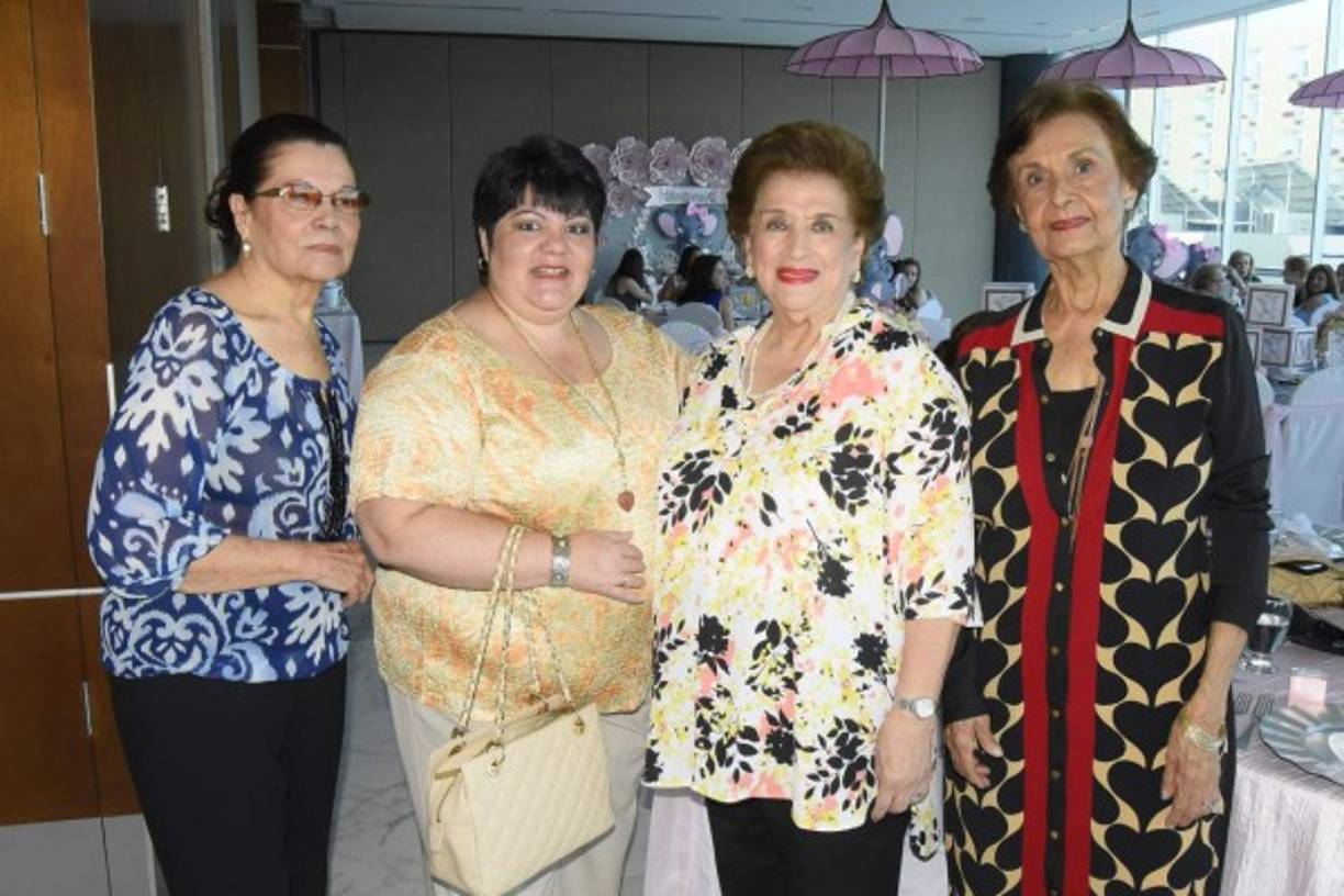 Aída Downing, Verónica y Sofía Pineda con Julia Florentino.