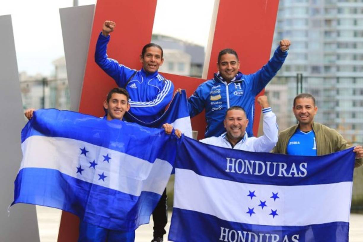Los aficionados hondureños en Canadá apoyando a la Selección que inicia la ruta eliminatoria hacia Rusia 2018.