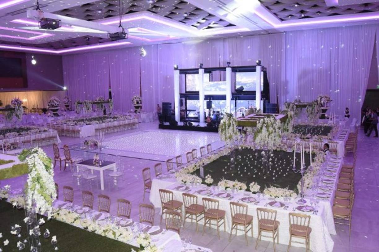 El centro de convenciones del hotel Copantl lució una decoración en tonos blanco. marfil, verde, oro y reflejos etéreos en magenta.