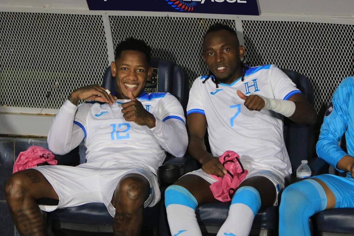 Romell Quioto y Alberth Elis fueron suplentes, pero se lo pasaron bien en el banquillo.