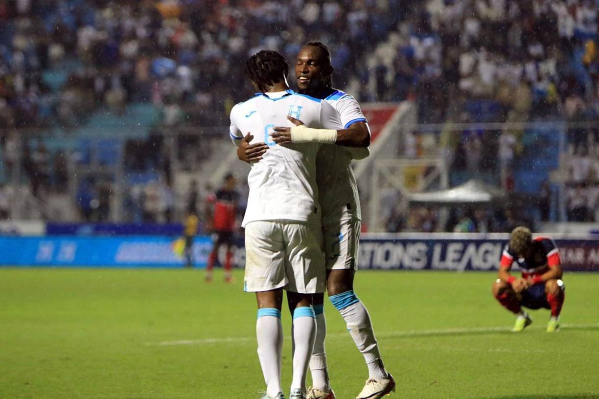 Alberth Elis se acercó a felicitar a Bryan Róchez tras su gol.