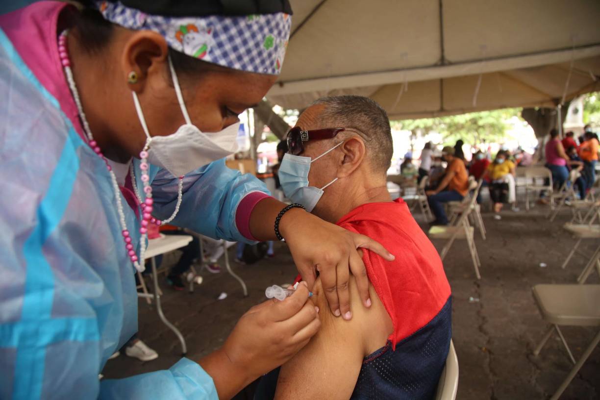 1. Personas que tienen 40 años o más.