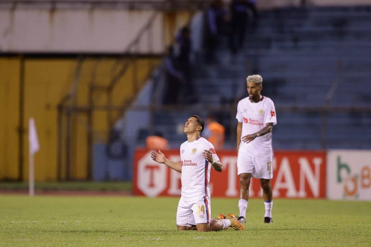 Tras el final del juego, Kevin López se arrodilló y realizó una oración. El extremo se enfrentó por primera vez a su exequipo Motagua.